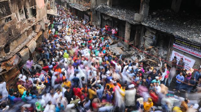 জীবনের ঝুঁকি নিয়ে ব্যবসা