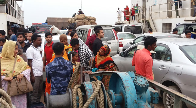 দৌলতদিয়ায় ৭ কিমি জুড়ে যানবাহনের সারি, ঘাটে কর্মস্থলমুখী মানুষের ঢল