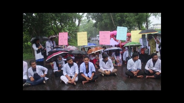 ঝিনাইদহে কলেজ শিক্ষার্থীদের সড়ক অবরোধ