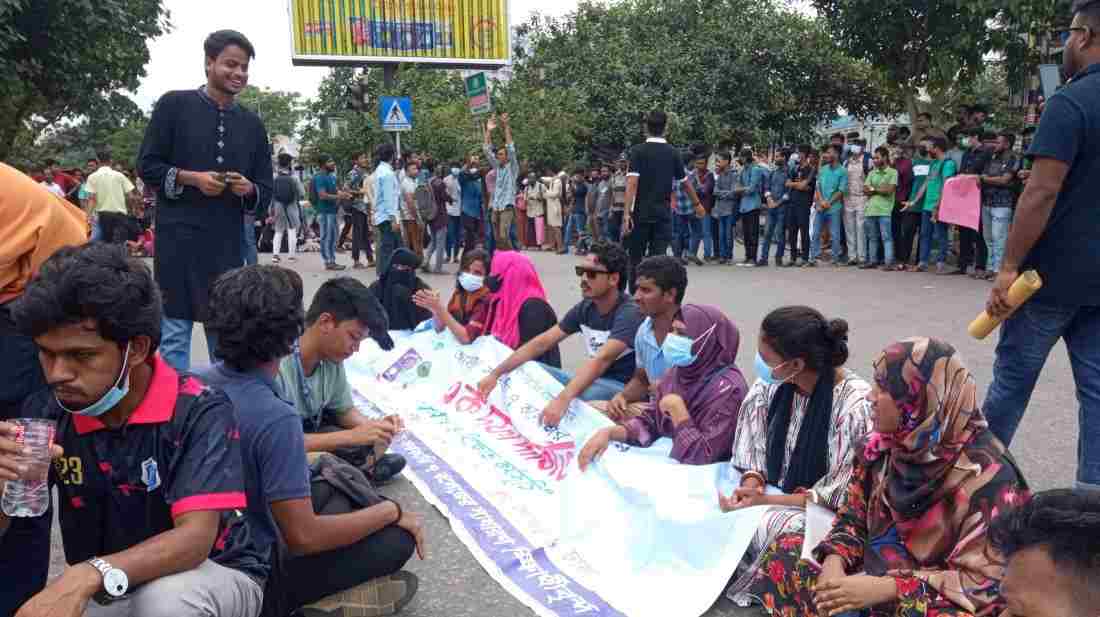 সাত কলেজ শিক্ষার্থীদের নীলক্ষেত অবরোধ