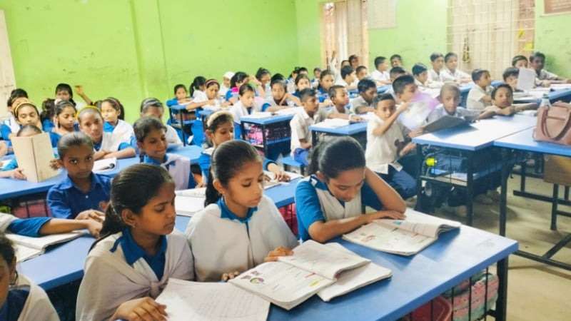 মহাবিপৎসংকেতেও ক্লাস চলছে চট্টগ্রামের শিক্ষাপ্রতিষ্ঠানে