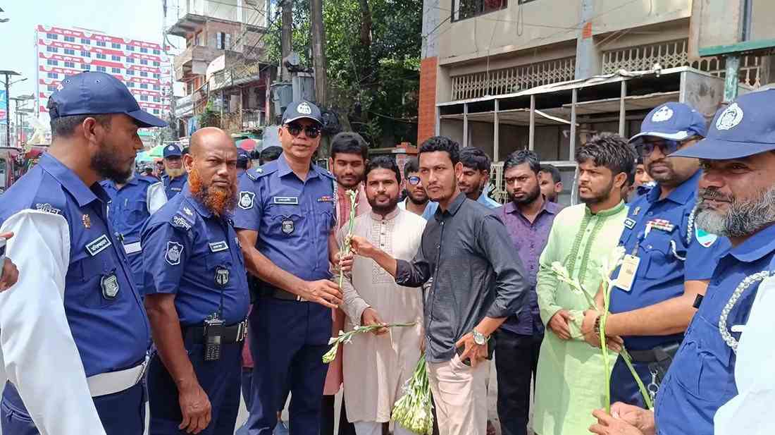 কাজে ফেরায় পুলিশ সদস্যদের ফুল দিয়ে বরণ করে নিলেন শিক্ষার্থীরা