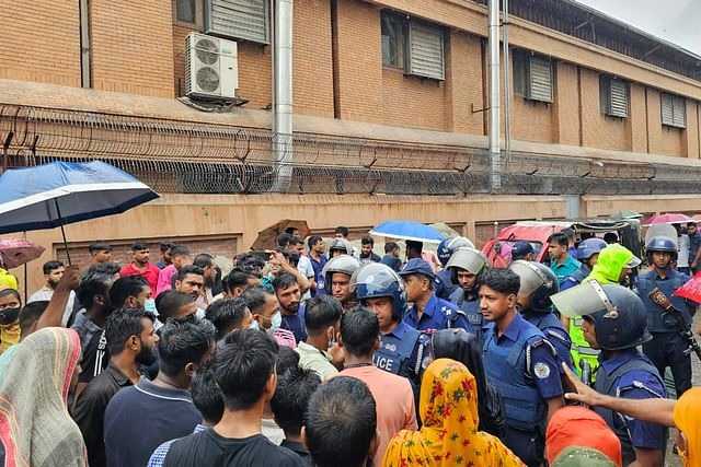 গাজীপুরে এক কারখানায় শ্রমিক বিক্ষোভ, পাশেরটিতে ছুটি ঘোষণা