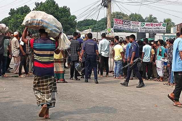 বকেয়া বেতনের দাবিতে গাজীপুরে বেক্সিমকো গ্রুপের শ্রমিকদের সড়ক অবরোধ