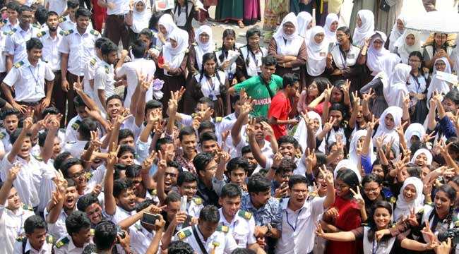 এইচএসসিতে পাসের হার কমলেও বেড়েছে জিপিএ-৫