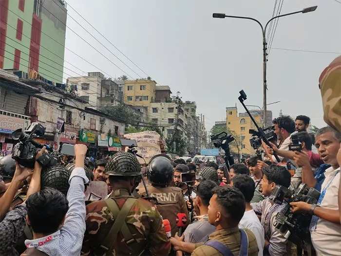 মিরপুরে সাকিব ভক্তদের আন্দোলন, বিরোধীদের হামলার অভিযোগ