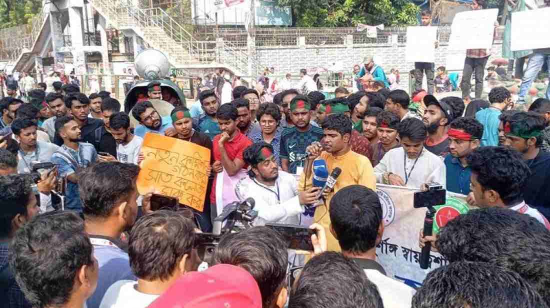 সাত কলেজের শিক্ষার্থীদের সায়েন্সল্যাব মোড় অবরোধ