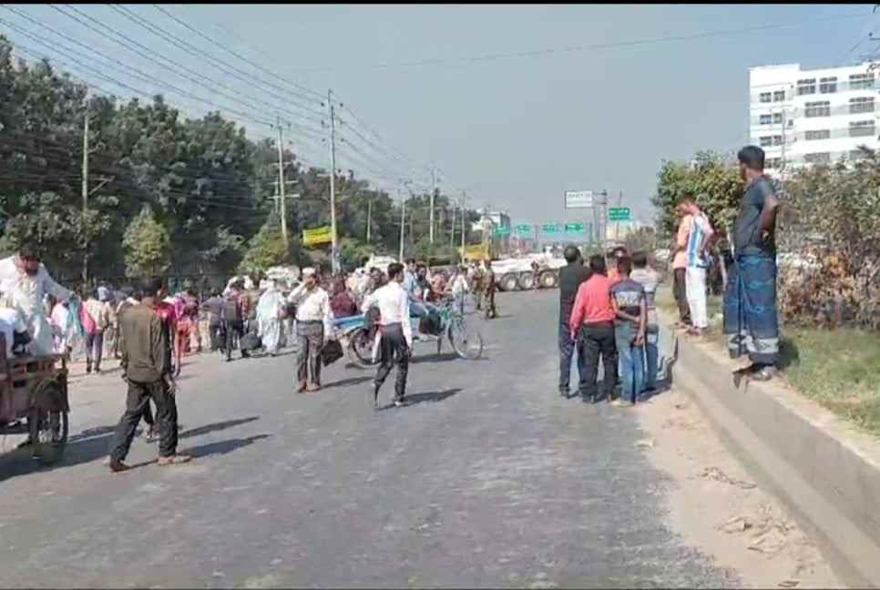 গাজীপুরে চন্দ্রা-নবীনগর মহাসড়ক অবরোধ, তীব্র যানজট