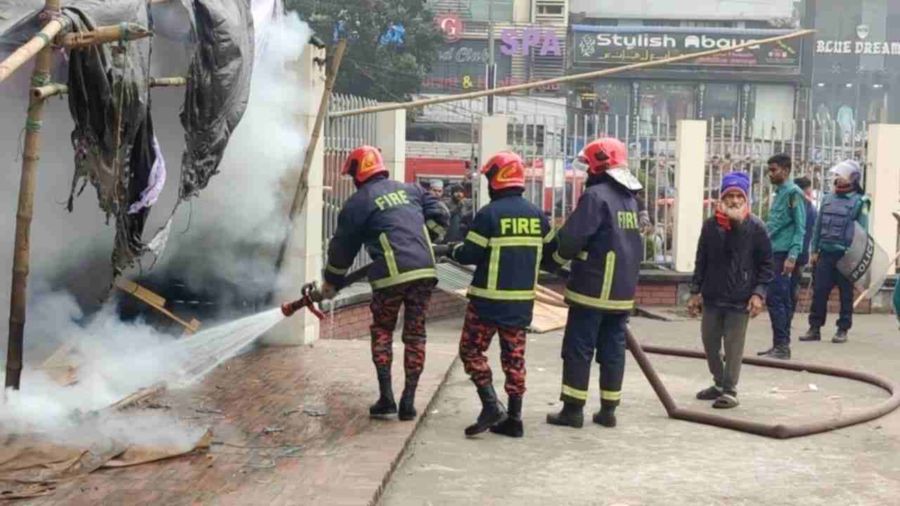 বিপিএলের টিকিট না পেয়ে কাউন্টার ভাঙচুর, আগুন দিলো ক্ষুব্ধ দর্শকরা